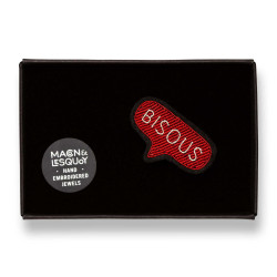 Bisous Rouge - Broche brodée - Macon et Lesquoy - Calissone
