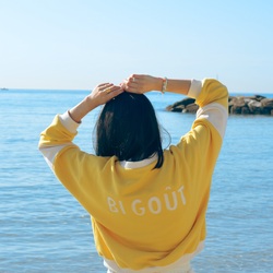 SUMMER ESSENTIELS : sweat BIGOUT + matchy en modal 💛

En les cousant je savais qu’ils allaient pas me quitter ces 2 là 🤩

→ le sweat c’est la patron hoodie de @atelierbrunette avec notre dernier tuto custo que j’aime à la folie ✨ 
(raccourci de 5cm et ajout d’une découpe contrastée sur la manche)

→ le short c’est bien matchy version taille haute cousu en sweat de modal avec insertion d’un passepoil dans l’empiècement !
Amour pour ce style survêtement adidas des années 90, mention spéciale pour le confort 👌🏻
comme conseillé dans le livret sous taille d’une taille si vous le cousez en maille 😉

Parfait en toute circonstance, la preuve en action à la fin du carrousel 🤣

Dites moi c’est quoi vos dernières pièces cousues les plus portées ? 
____________________________

ESSENTIELS SUMMER OUTFIT: BIGOUT sweatshirt + matchy short in modal 💛

While sewing these, I knew these two would become my go-to pieces 🤩

→ The sweatshirt is the hoodie pattern from @atelierbrunette with our latest customization tutorial that I absolutely love ✨
(shortened by 5cm and added a contrasting panel on the sleeve)

→ The shorts are the Matchy high-waisted version, sewn in modal sweatshirt fabric with piping inserted in the yoke! I’m in love with this 90s Adidas tracksuit style, and a special mention for the comfort 👌🏻
as advised in the pattern booklet, size down one size if you’re sewing it in knit fabric 😉

Perfect for any occasion, proof in action at the end of the carousel 🤣

Tell me, what are your most worn recent sewing projects?

#matchycalissone #tutocalissone «