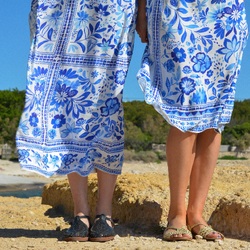 Double love en Lisboa 💙

On commence fort en vous présentant les 2 pièces qu’on a immédiatement imaginé en dessinant ce motif. 

🧵 Laureline a tout de suite pensé à la robe bardot @pretty_mercerie (plus dispo à la vente mais vous pouvez utiliser paresse de @ateliermaelstrom 😉)
Avec son grand volant cette robe est parfaite pour mettre en avant la magnifique frise, une épaule asymétrique couplée à un placement de frise décentré pour une allure moderne et graphique 💥👌🏻

🧵 Laure à jeté son dévolu sur IAM Valérie, une coupe épurée qui met en valeur les tissus aux jolis détails ! Elle a utilisé la frise en centrale et positionné les petits carreaux sur le bas pour allonger la silhouette, supplément frise fleurie sur le bas 🔥🥰

Cette viscose texturée a un tombé plombant et léger. La robe de Laure est doublée avec un voile de viscose pour ajouter du drapé, la robe de Laureline ne l’ai pas. 

Dites nous, vous êtes plutôt Valerie ou Bardot ? 🥰