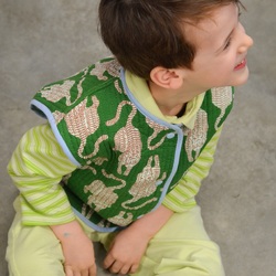 Tiger warmer kid 🐅💚

Lorsque que j’ai imaginé une version kid de notre best-seller mon fils s’est empressé de me passer commande pour une version spéciale… « avec des tigres, s’il te plaiiiiiit » !

Lucky me à ce même moment nous recevions nos matelassés indiens et cette version tigre sur fond vert était juste parfaite 🙌🏻💚

Un petit biais bleu ciel avec pressions magiques @bohin_france coordonnées, une étiquette @romarine_couture qui ne pouvait pas mieux tomber et voilà le résultat ✨

Mon fils était tellement content et moi si fière de le voir dedans 🥰 en accord parfait avec son ensemble issu de notre collection Forever Love !

Je m’en ferais bien une version adulte, on est d’accord ?