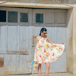 Il est grand temps qu’on parle de cette robe non ? 🤩

Énorme coup de cœur pour cette rencontre entre la popeline pop oasis et la robe swing Somerset @sewing.masin x @peppermintmagazine 💥😍

C’est une robe cercle au dos ouvert avec un joli jeu de lacet et une sous robe intégrée hyper maline !! 

La coupe est parfaite, on s’y sent hyper bien, et le tombé de cette popeline qui souligne le volume sans trop en faire 🙌🏻👌🏻

Agrémentée de mes indispensables pour l’été de la boutique :
- une paire de BO Marguerite @le.strict.maximum 
- un panier Betty écru 
- un bandana Summer checker noué sur les anses 
- ma pince à cheveux coquillage 

Vous lui donnez combien sur 🔟 à cette robe ? ✨