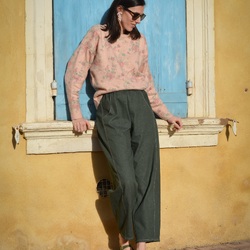 Sunday dans mon kite pant kaki 💚

Je l’ai cousu il y a quelques mois et c’est simple je le porte TOUT LE TEMPS 🙌🏻

Je reçois toujours de nombreuses questions dessus alors je vous fais un petit post.
J’ai cousu le kite pant @matchymatchysewingclub sur les bons conseils de @yarnbysimone et quel coup de coeur 😍
Une coupe barrel avec de jolies découpes, une taille élastique pour un max de confort. La coupe est loose j’ai cousu une taille XS et j’ai rallongé de 5/6cm comme toujours. 
 
Je l’ai cousu dans un denim souple uni coloré kaki qui est vraiment parfait pour le modèle. J’ai déjà envie d’une deuxième version en lin lavé ou en coton/lin @merchantandmills 🤗

Vous aimez ce genre de pièce ? 

#calissone #pepitescalissone #kitepantspattern #matchymatchysewingclub