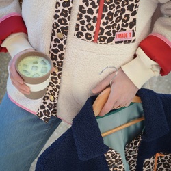 Coaty take away 🤳🏻✨

En version crème fouettée supplément cerise ou ice matcha supplément mandarine, il est encore temps de commander votre future veste chouchou du printemps 🐆

Box couture Coaty contient tout ce dont vous avez besoin pour la coudre, les tissus, la mercerie, le patrons et un pochon tissu.
➡️ Dispo en 2 coloris écru ou bleu marine