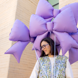 Pétal Therapy 🌷✨
C’est LE look qui a guidé toute la collection, l’intention BOLDNESS de mon tout premier coup de crayon 🖍️
💡Un total look en jacquard Pétal thérapy à l’esprit workwear, un savament mélange chic & confort à la fois.
En haut : le gilet Hendrix de la talentueux @ready_to_sew. Une coupe loose maitrisée avec de jolis details denim. Un grand plaisir à la couture et dans ce tissu... L’AMOUR ∞ !
En bas : le pantalon The Eastside pants @les.perlines by @sarbernier. Un pantalon coupe droite avec tous les codes du cargo allant des poches à soufflet à la bride porte-marteau. Twisté chic dans cette matière, c’est clairement une sacrément belle découverte !
2 pièces audacieuses MAIS facile à porter, ensemble ou dépareillé, bref une multitude de combinaisons possibles.
Vous en pensez quoi de ce genre de Thérapy vous ? 💐
____________________________
My Petal Therapy 🌷✨
This is THE look that guided the entire collection, the bold intention of my very first sketch!
A head-to-toe Petal Therapy jacquard look with a workwear vibe, a clever blend of chic and comfort.
Top: the Hendrix vest from the talented @ready_to_sew. A perfectly balanced loose fit with lovely denim details. A real pleasure to sew, and in this fabric... LOVE ∞!
Bottom: The Eastside pants from @les.perlines by @sarbernier. Straight-leg pants with all the cargo style hallmarks, from the bellows pockets to the hammer loop. A chic twist in this fabric, it’s definitely a fantastic find!
Two bold yet easy-to-wear pieces, together or separately, a multitude of combinations are possible.
What do you think of this kind of Therapy? 💐
📸 @marinemancic.photo
#pepitescalissone #calissone #lesperlines #RTSHendrix #EastsidePants
