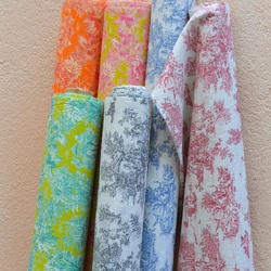 Brochette de toile de jouy 🍡✨

J’ai beaucoup d’amour pour ce Motif incontournable et iconique, qui chaque année continuent de faire vivre la mode ✨

En mode acidulé bigout ou classique sur fond beige, c’est simple il y en a pour tous les goût !

J’imagine trop un cabas surya ou encore un Ganesh qui mixerait les coloris ! Et vous ça vous inspire quoi ? 

➡️ 6 coloris - 100% coton, imprimé en France 
2 coloris - 100% viscose, imprimé en France 

#calissone #pepitescalissone