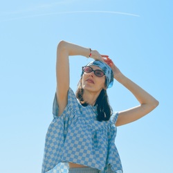 Summer checker way of life 💙

Notre célèbre checker se réinvente pour l’été dans un doux coloris mer Méditerranée 🌊
Sur une popeline imprimé en France au drapé qui fait chavirer les cœurs ! 

En match parfait avec le chambray vert d’eau pour un short MATCHY complètement DINGUO 🤩
Supplément blouse Ju @atelierdespremieres x @theneedlegang pour un look structuré qui virevolte à souhait 🥰

Alors qui rejoint le Summer checker mouvement ? 🔹

#calissone #pepitescalissone #collectionbigout