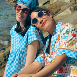 Des good vibes au bord de l’eau ou rien ! 🌞✨

Du soleil, nos looks préf’ en popeline sun vibes et et Summer checker et une bonne dose de fun 🙌🏻👌🏻

💛 Laure porte la blouse ju @atelierdespremieres x @theneedlegang en Summer checker et le short matchy version taille haute en chambray vert d’eau et Summer checker 
💛 Julie porte l’ensemble Ganesh en popeline sun vibes et Summer checker