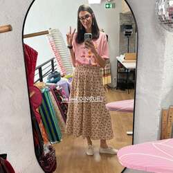 Dans ma pellicule de juin 🎞️

1- western summer dans l’atelier 🤠

2- quand il me demande de coudre avec moi 🥰

3- porter fièrement son nouvel ensemble 💫✨

4- quand tes élèves ont trop bon goût 🤩
Polo Paulo en french Terry berlingot grenadine 🧡

5- le moment ou tu te lances dans un truc treeeeessss long mais je crois que ça va être très beau ? 🙌🏻 
@lucette.lr je sais pas si je te remercie pour l’inspiration 😜🫶🏻

6- la chaleur commence à nous taper sur le ciboulot avec @lulu_qui_pique 🤪

7- le tuto de l’été arrive ☀️ vous devinez ??

8- avoir la chance de participer à l’apéro brainstorming de la créative @vanessa.jyvais avec des entrepreneurs de talent @nouvelarrondissement @marinemancic.photo @casapopaix @arts_terre_happy @lenovoaix @artetlunettes 💥

9- team building chez @barbotyne avec les bests @lulu_qui_pique @caro_allais 🎨

10- passion rayures 〰️

11- 🤫🤫🤫🤫

12- le dernier coupon de viscose texturée flower crush 🥲🫶🏻

13- recevoir les beautés de la collab « Bom dia Portugal » avec @happy.watercolor 😍

14- 📦💪🏻✨

15- s’attaquer à cette merveille de coton @cousette arrivée à la boutique 🌟

16- ne plus jamais quitter cette casquette « voilà » shoppé à la boutique 💚

17- être chanceuse 🌅🙌🏻
